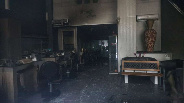 Εμπρηστική επίθεση σε κομμωτήριο στη Νέα Σμύρνη – Μεγάλες ζημιές [εικόνες]