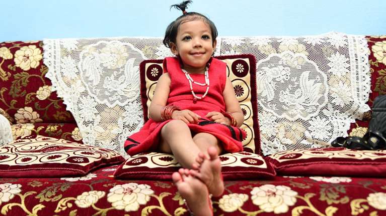 Νέα ζωντανή θεότητα στο Νεπάλ: Κοριτσάκι 2,5 ετών ανακηρύχθηκε Κουμάρι και θα λατρεύεται σαν θεά μέχρι την εφηβεία της