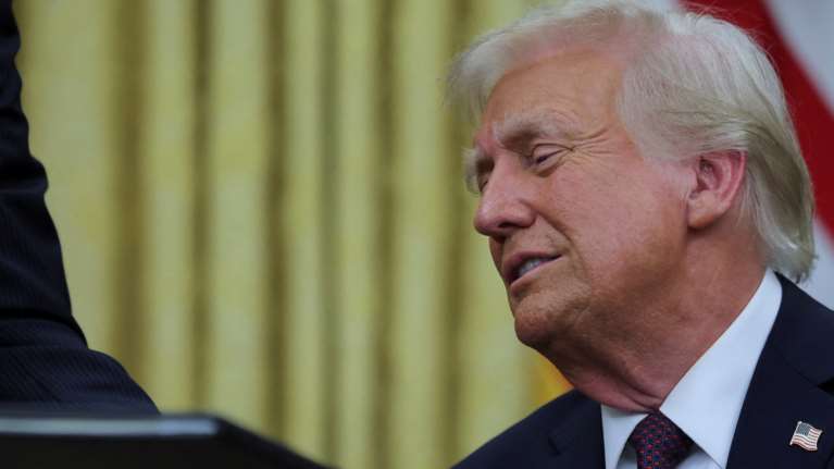 Ο Τραμπ ξεκίνησε τον εμπορικό πόλεμο με Καναδά, Μεξικό και Κίνα- Με δασμούς σε πετρέλαιο και Tesla  θα απαντήσουν οι Καναδοί