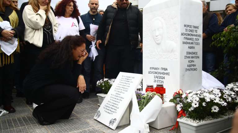 Σπάραξε η μητέρα της Κυριακής Γρίβα - Τραγούδησε το &quot;Τακούνια για καρφιά&quot; μπροστά στο μνημείο για την κόρη της [βίντεο]