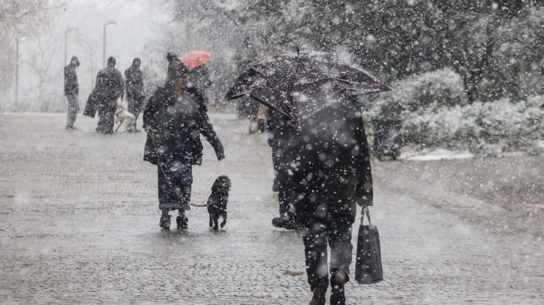 Οταν η Αθήνα θάφτηκε στο χιόνι: Ο Θοδωρής Κολυδάς θυμάται τον μεγάλο χιονιά του 2004 ανήμερα Τσικνοπέμπτης [εικόνες]