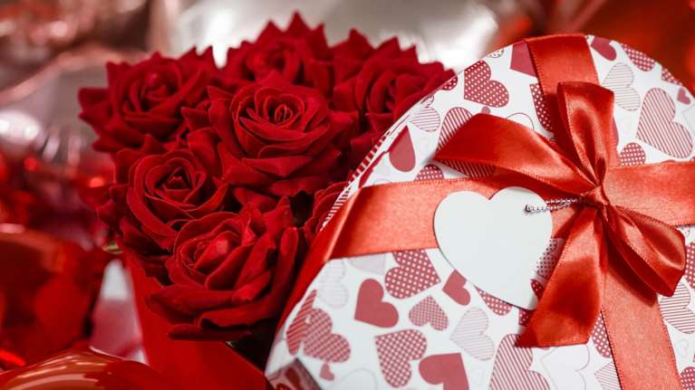 Ποια είναι η ιστορία του Αγίου Βαλεντίνου και πώς συνδέεται με τους ερωτευμένους