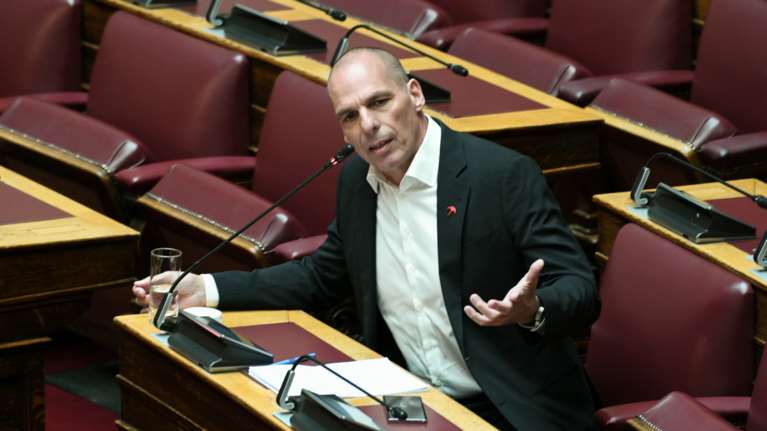 Ο Βαρουφάκης καταγγέλλει την Αγγελική Αδαμοπούλου ότι έφυγε από το ΜέΡΑ25 για να πάει στον ΣΥΡΙΖΑ