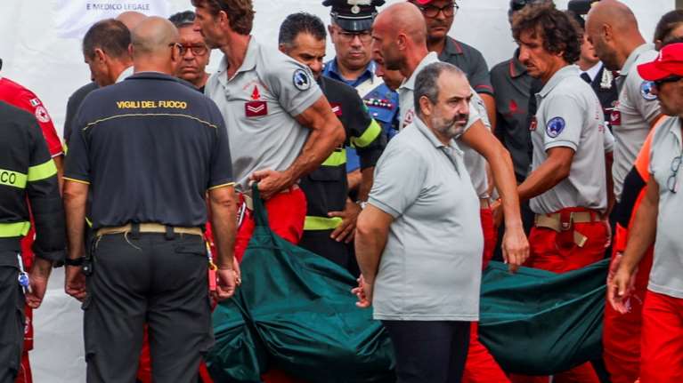 Ναυάγιο στη Σικελία: Εντοπίστηκαν 4 σοροί - Η μία ανήκει σε &quot;γεροδεμένο άνδρα&quot; - Στους 5 οι νεκροί, 2 οι αγνοούμενοι