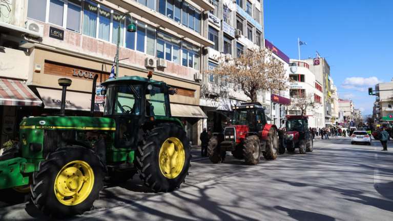Κλιμακώνουν τις κινητοποιήσεις τους οι αγρότες: Κλείνουν τα τελωνεία - Κατεβαίνουν στην Αθήνα με τρακτέρ
