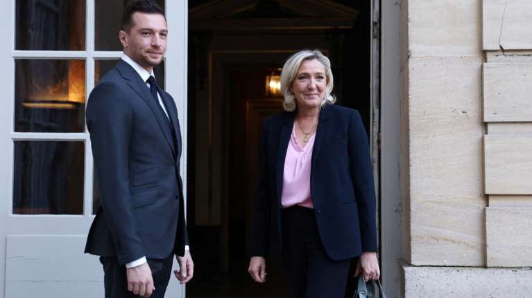 Προεδρικές εκλογές στη Γαλλία του 2027: Ένας στους τρεις θα ψηφίσει ακροδεξιά είτε είναι υποψήφια η Λε Πεν είτε ο Μπαρντελά