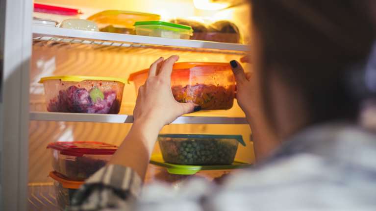 Η θερμοκρασία ανεβαίνει - Πόσο μπορούν να μείνουν τα φαγητά εκτός ψυγείου