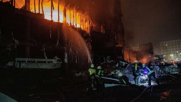 Πόλεμος στην Ουκρανία: Συγκλονιστικές εικόνες από τον βομβαρδισμό εμπορικού κέντρου στο Κίεβο