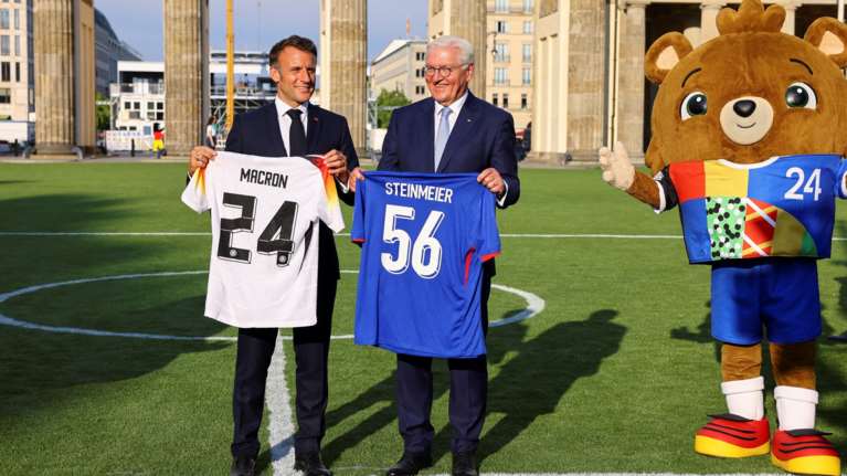 Μακρόν και Σταϊνμάιερ σε ποδοσφαιρική διάθεση ενόψει Euro 2024: 1-1 για την ώρα... [Βίντεο]