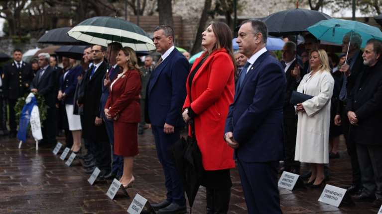 Απρέπεια της Κωνσταντοπούλου στη Λάρισα: Αρνήθηκε να δώσει το χέρι στον εκπρόσωπο της κυβέρνησης [εικόνες]