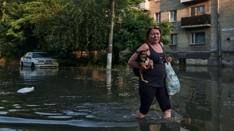 Κατάρρευση φράγματος στη Χερσώνα: Οργή χιλιάδων που χάνουν σπίτια και περιουσίες από τις πλημμύρες [εικόνες]