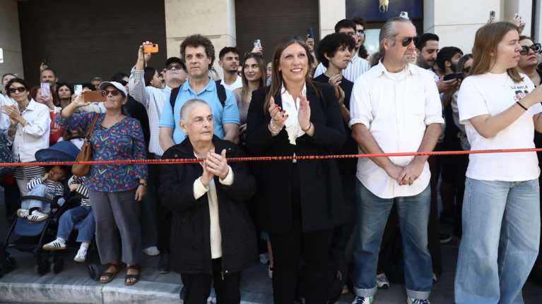 Κωνσταντοπούλου: Δεν ανέβηκε στην εξέδρα των επισήμων στη μαθητική παρέλαση - Στάθηκε απέναντι με την Αλεξάνδρα Σάντα