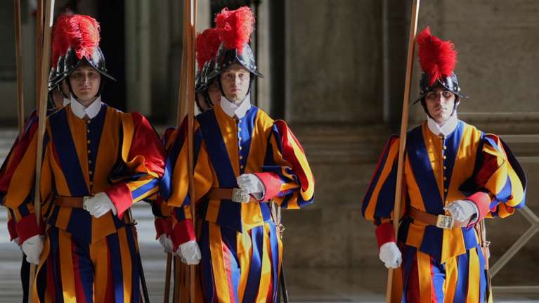 Νεαροί, Ελβετοί, Καθολικοί: Οι ελίτ στρατιώτες της Φρουράς που φυλάνε τον Πάπα - Ο μικρότερος στρατός του κόσμου