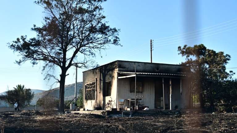 Η επόμενη μέρα στην Παλαιά Φώκαια: Καμένα σπίτια και ζημιές σε περιουσίες - Χωρίς ενεργό μέτωπο η φωτιά