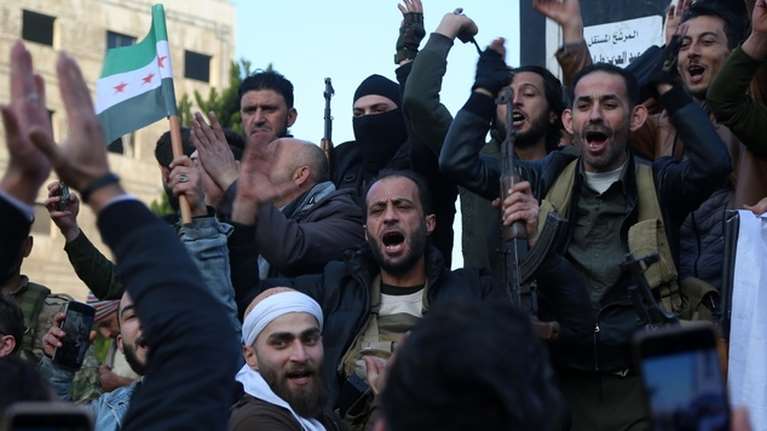 Γκρεμίζουν τα αγάλματα των Άσαντ σε όλη τη Συρία - Πολίτες εισέβαλαν στο προεδρικό μέγαρο της Δαμασκού