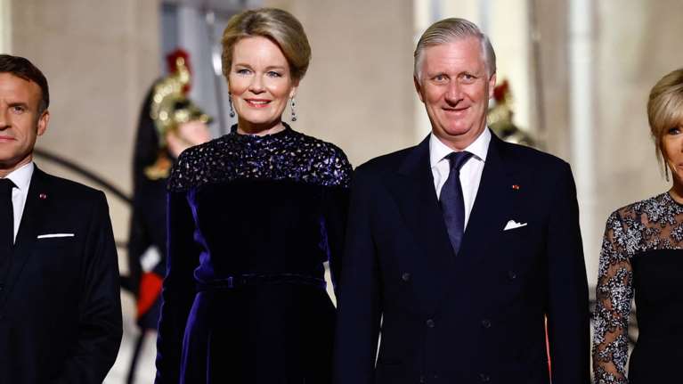 Πρώτες Κυρίες στο Ελιζέ με παρόμοια φορέματα: Η Μπριζίτ Μακρόν, η βασίλισσα Ματθίλδη και τα μάξι φορέματα με τη δαντέλα