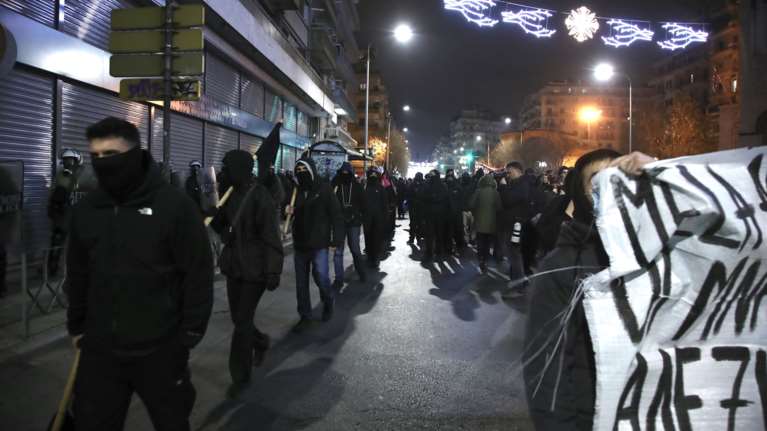 ΕΛΑΣ για τα επεισόδια στη Θεσσαλονίκη: &quot;Αφαίρεσαν ελληνική σημαία, επιχείρησαν να τη σκίσουν και να την κάψουν&quot;