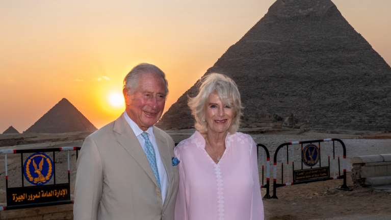 Στο Κάιρο ο Κάρολος και η Καμίλα: Εντυπωσιακές φωτογραφίες στις Πυραμίδες και στη Σφίγγα [εικόνες]