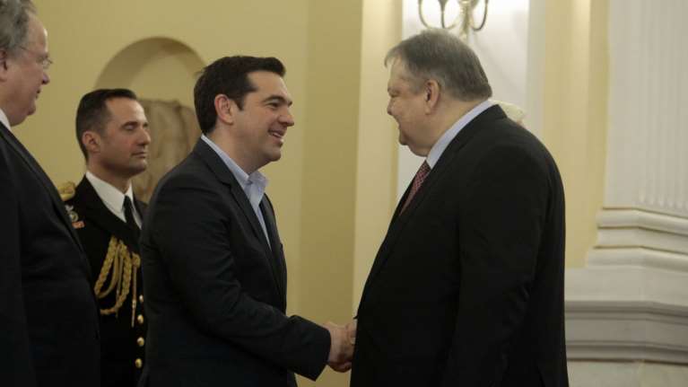 Διαψεύδουν τη συγγνώμη Τσίπρα σε Βενιζέλο για τη Novartis: Οργή Βαξεβάνη και Ν. Μωραΐτη - &quot;Δεν αξίζει τέτοια ντροπή&quot;