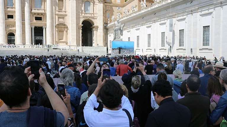 Live η εκλογή νέου Πάπα: Ξεκίνησε ο νέος γύρος ψηφοφοριών - Χιλιάδες πιστοί περιμένουν να δουν λευκό καπνό