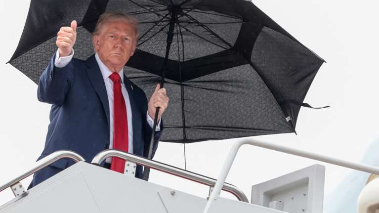 &quot;Ο πόλεμος τελείωσε&quot;, είπε ο Τραμπ αναχωρώντας για τη Σύνοδο Ειρήνης για τη Γάζα