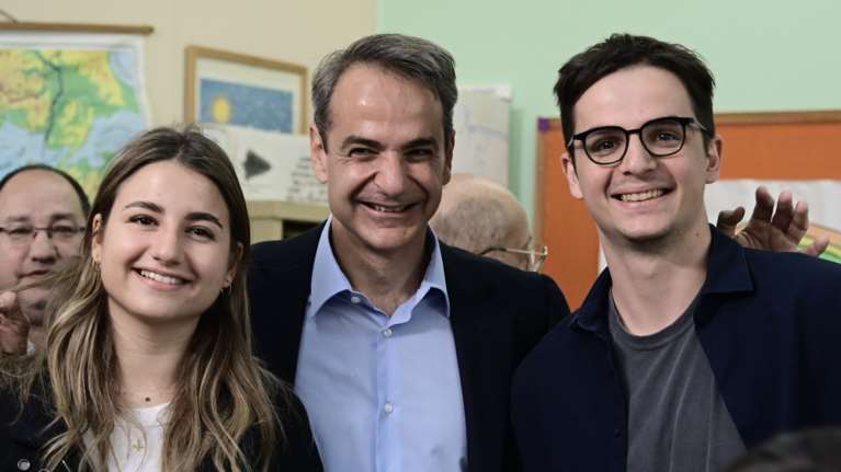 Ο Κυριάκος Μητσοτάκης τρολάρει τον γιο του: &quot;Ελπίζω να σκέφτεται μόνο τους σταυρούς&quot;