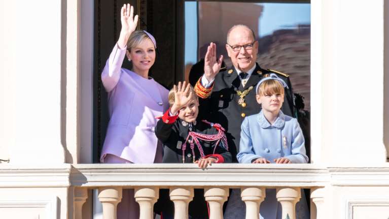 Χαλαροί με τα πουλόβερ τους μπροστά στο πέτρινο τζάκι: Η διαφορετική φωτογράφηση της πριγκιπικής οικογένειας του Μονακό