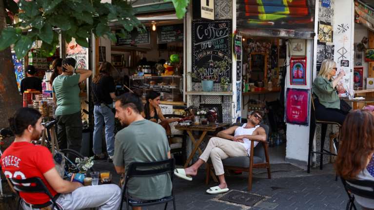 Κανονικότητα μετά την πρωτοφανή επίθεση του Ιράν στο Ισραήλ: Για καφέ και στις παραλίες ο κόσμος την Κυριακή όλη μέρα