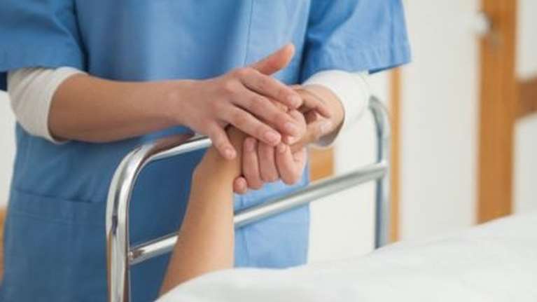 Σοκ: Αφησε μόνα στο σπίτι για δύο ημέρες τα τρία μικρά παιδιά της, το ένα παραπληγικό - Για να πάει στον σύντροφό της