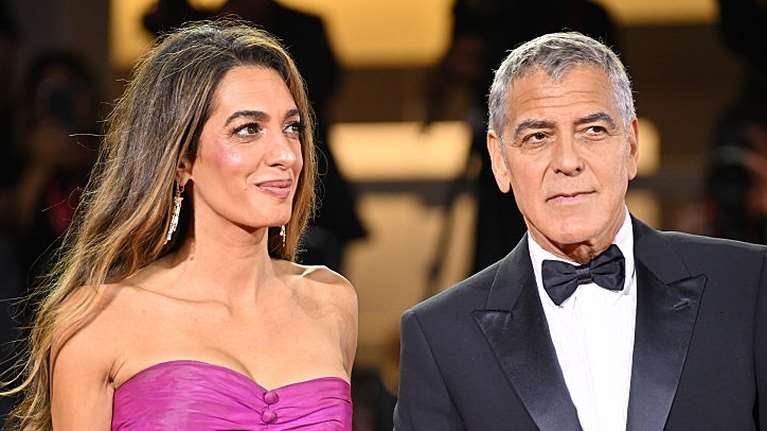 Η Αμάλ Κλούνεϊ στα φούξια - Στο κόκκινο χαλί της Βενετίας με τον Τζορτζ που... επέστρεψε μετά το πρόβλημα της υγείας του