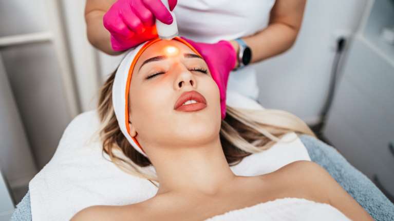 Επικίνδυνη θεραπεία ομορφιάς: Πώς τρεις γυναίκες που υποβλήθηκαν σε &quot;vampire facial&quot; προσβλήθηκαν από τον ιό HIV