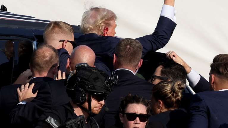 Οι διάλογοι του Τραμπ με τους πράκτορες: &quot;Σας κρατάω, πρέπει να φύγουμε&quot; -&quot;Περιμένετε να πάρω τα παπούτσια μου&quot; [βίντεο]