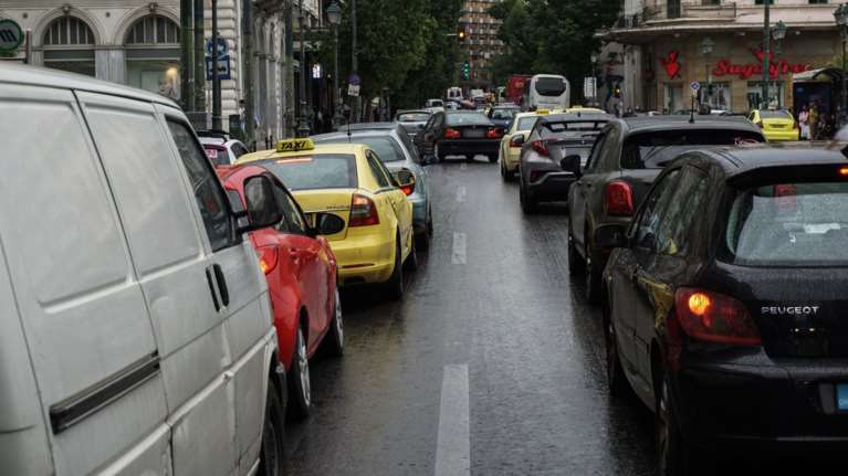 Ουρές αυτοκινήτων στους δρόμους λόγω βροχής – Μποτιλιάρισμα σε Κηφισό, Αλεξάνδρας και Κηφισίας