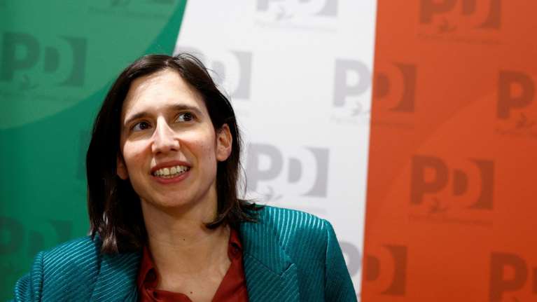 Έλι Σλέιν: Φεμινίστρια και bisexual η νέα ηγέτιδα της ιταλικής Κεντροαριστεράς- Ειχαν βάλει βόμβα στην αδερφή της στην Αθήνα