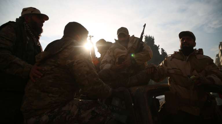 Οι Σύροι αντάρτες πανηγυρίζουν την ανατροπή του καθεστώτος Άσαντ – Σε μεταβατική κυβέρνηση η εξουσία