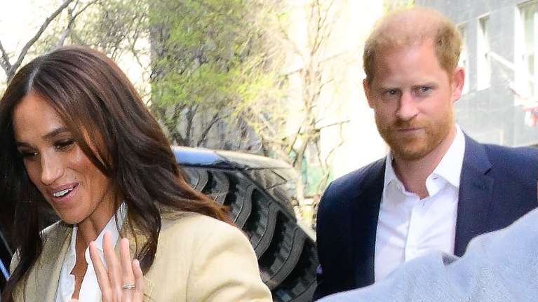 Μέγκαν Μαρκλ: Με υπέροχο μπεζ λινό κοστούμι και νέο χρώμα στα μαλλιά στο πλευρό του Χάρι