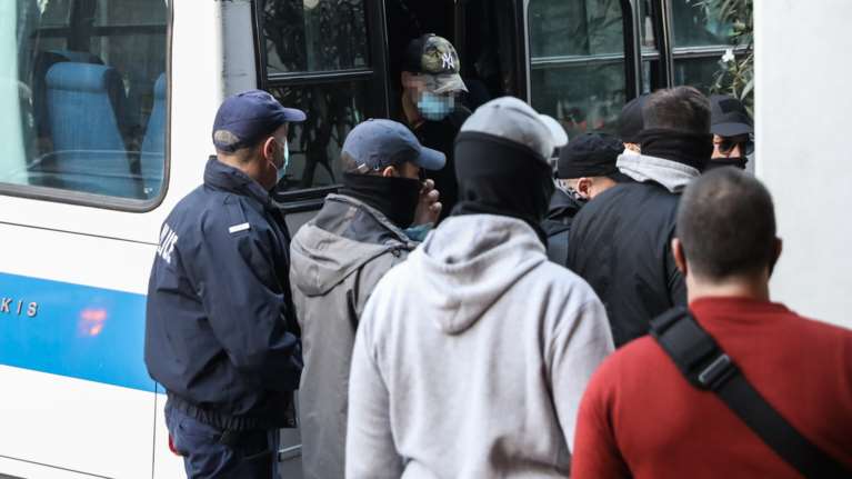 Πέραμα - Επικεφαλής αστυνομικός ΔΙ.ΑΣ: &quot;Ο οδηγός ήθελε να μας σκοτώσει - Στοχεύσαμε στα λάστιχα&quot; [Εγγραφο]