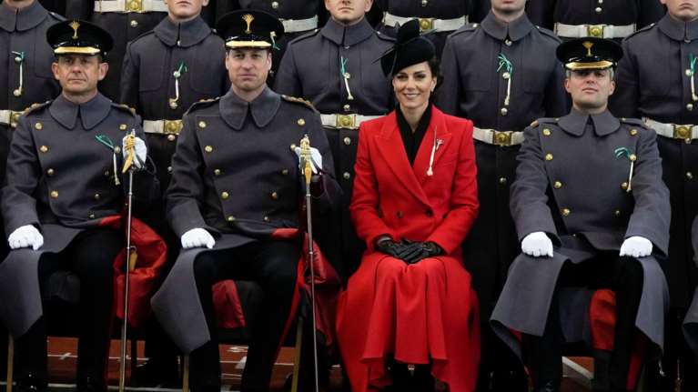 Έσπασε τη μονοτονία η Κέιτ Μίντλετον: Το κλασάτο κόκκινο παλτό και τα δερμάτινα γάντια με το κοφτό κέντημα που ξεχώρισαν