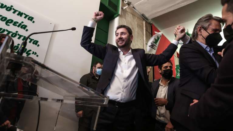 Οι on camera ευχές των γονιών του Νίκου Ανδρουλάκη για τη μεγάλη νίκη του γιου τους [βίντεο]