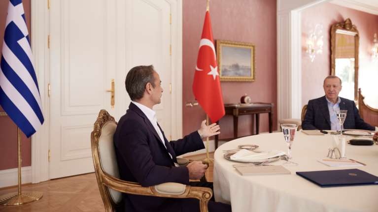 Συνάντηση Μητσοτάκη - Ερντογάν: Πώς σχολιάζουν τα κόμματα της αντιπολίτευσης