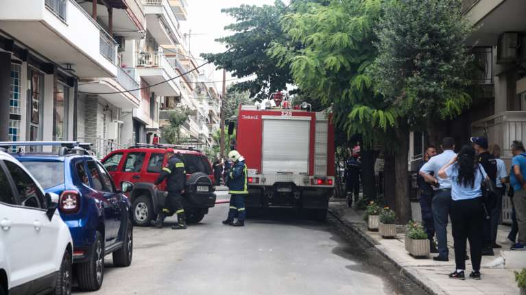 Κάηκε ολοσχερώς διαμέρισμα στον Βύρωνα: Απεγκλώβισαν τετραμελή οικογένεια με δύο μικρά παιδιά