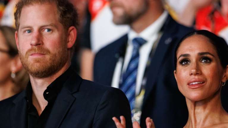 H Mέγκαν φωτογραφίζει τον Χάρι με τα παιδιά τους μετά τον σάλο που προκλήθηκε από τη συνέντευξή του