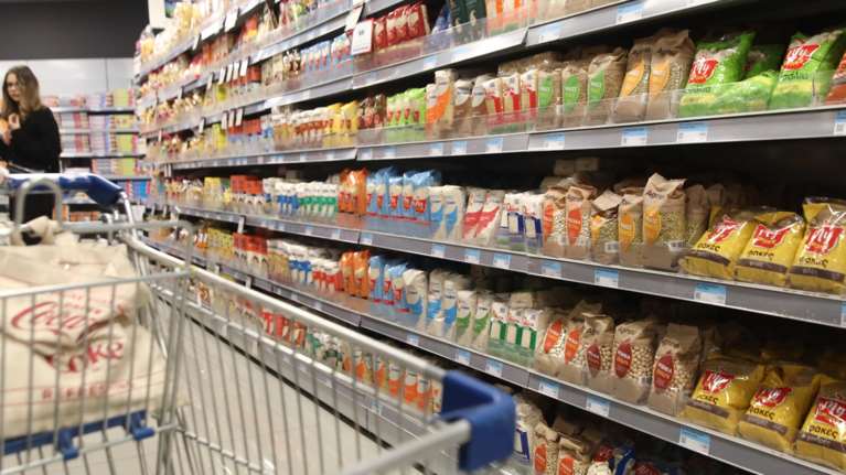 Ακρίβεια: "Συναγερμός" για τις τιμές των τροφίμων - Γιατί μετατίθεται για το 2024 η αποκλιμάκωση