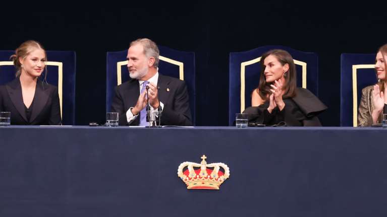 Οι πριγκίπισσες με τα πουλόβερ και τα τζιν: Η Λεονόρ εγκαινίασε το φθινόπωρο με casual look και combat boots