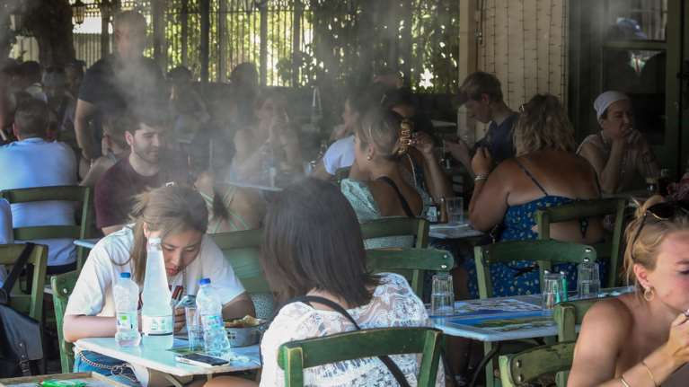 Ισχυρή σύσταση για τον κορονοϊό: "Κάντε τεστ πριν φύγετε για διακοπές" - Tριπλάσια κρούσματα σε σχέση με πέρυσι