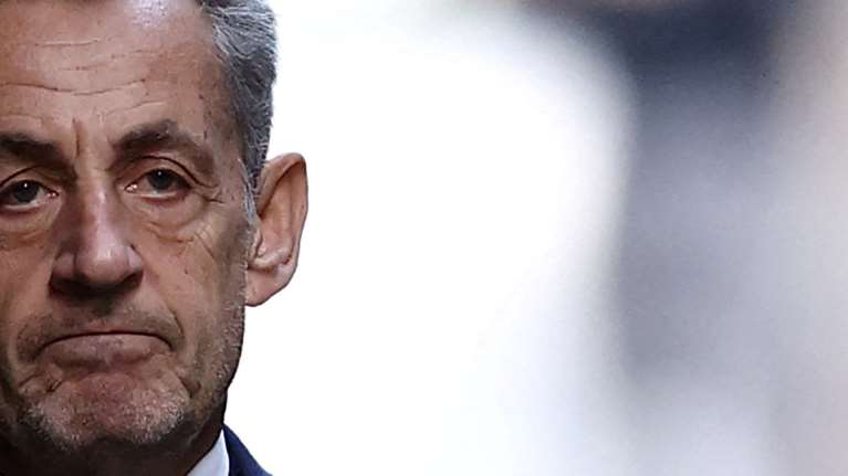 Αποφυλάκιση Σαρκοζί με βραχιολάκι, προτείνει ο εισαγγελέας - &quot;Πολύ σκληρή η φυλακή&quot;, λέει ο πρώην πρόεδρος