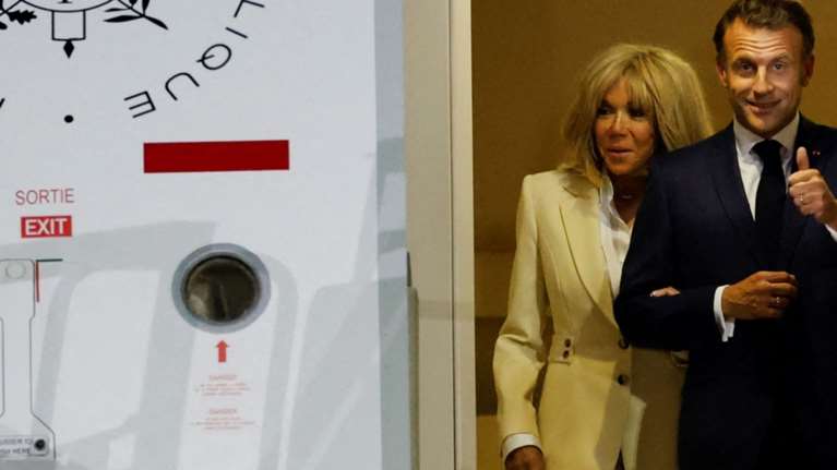 Η απεγνωσμένη προσπάθεια των Μακρόν να δείξουν ότι όλα είναι &quot;μέλι γάλα&quot; - Η γλώσσα του σώματος και το &quot;alpha male&quot;