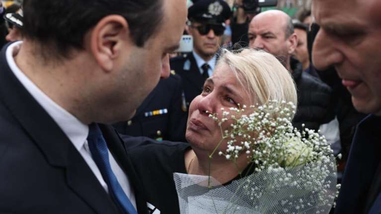 Λάρισα: Ράγισε καρδιές η μητέρα της Κλαούντια Λάτα που χάθηκε στα Τέμπη – Δάκρυσε στην αγκαλιά του Παπαστεργίου [εικόνες]