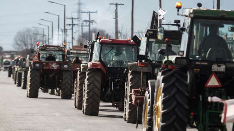 Αγρότες: Κλείνουν τις εθνικές οδούς, κατεβαίνουν με τα τρακτέρ στην Αθήνα - Οι αποφάσεις στη σύσκεψη της Λάρισας