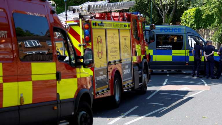 Βρετανία: Επίθεση με μαχαίρι μέσα σε τρένο– Δέκα τραυματίες, οι εννέα σε κρίσιμη κατάσταση [βίντεο]